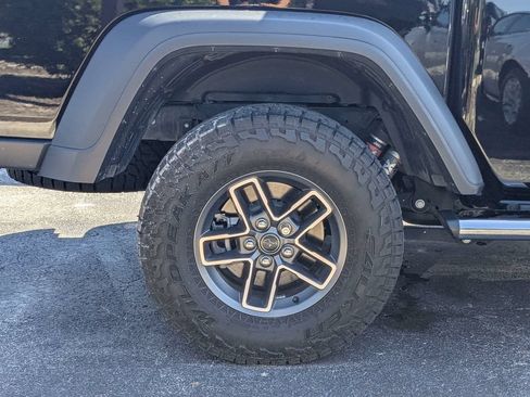 Used 2024 Jeep Gladiator Mojave w/ Technology Group AWD/4WD image 9