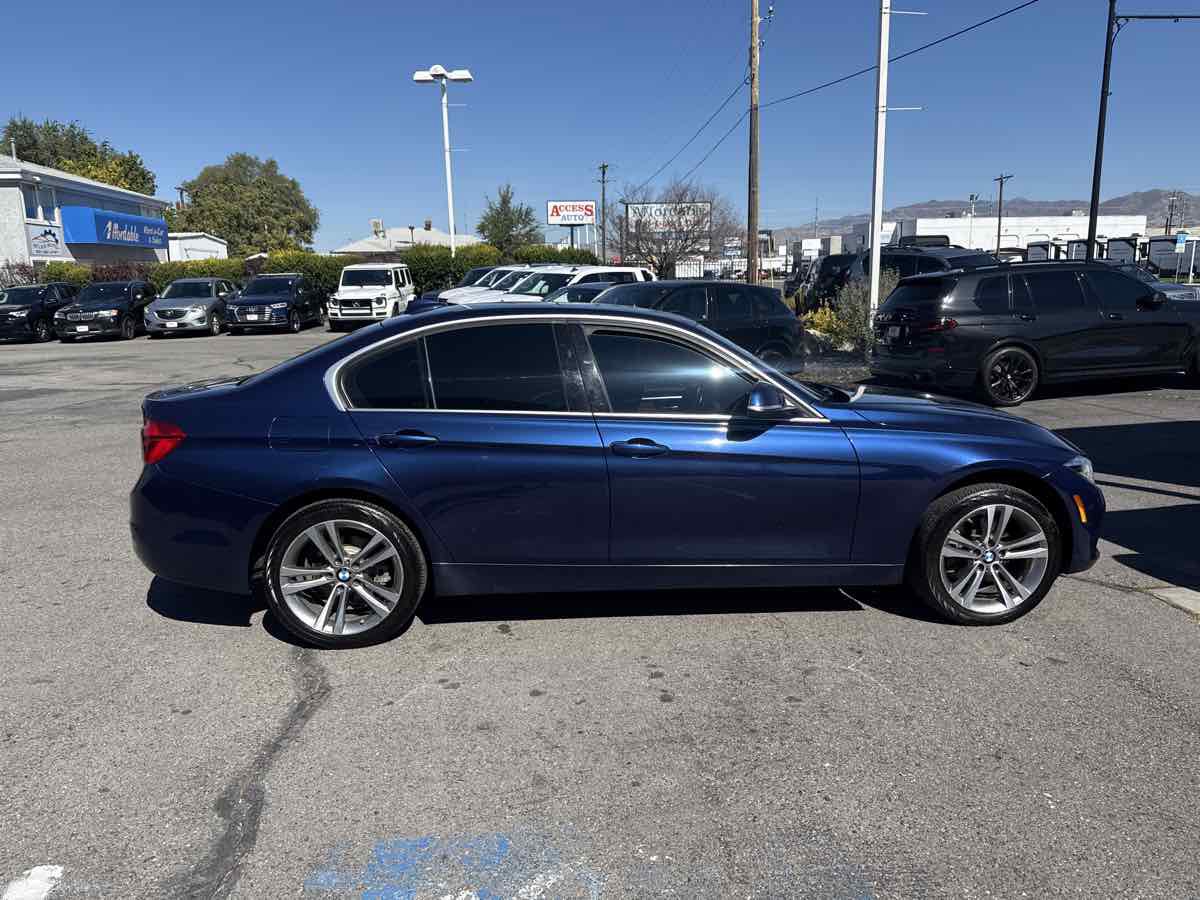 Used 2017 BMW 330i xDrive Sedan AWD/4WD image 5