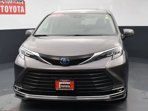 Used 2022 Toyota Sienna XLE image 7