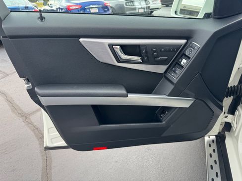 Used 2011 Mercedes-Benz GLK 350 4MATIC image 4