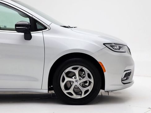 Used 2024 Chrysler Pacifica Limited image 4