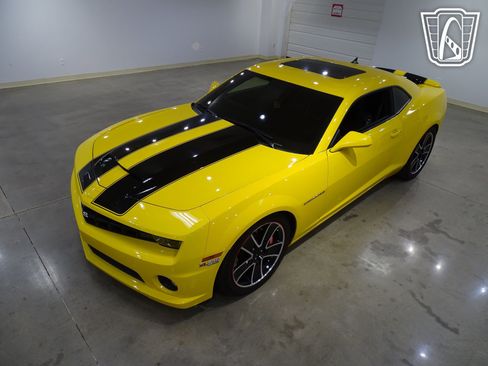 Used 2010 Chevrolet Camaro SS w/ RS Package image 2