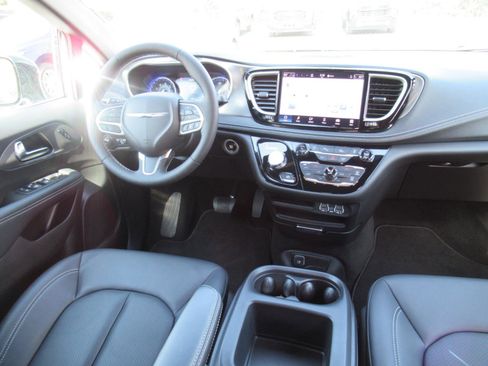 Used 2025 Chrysler Pacifica Select FWD image 13
