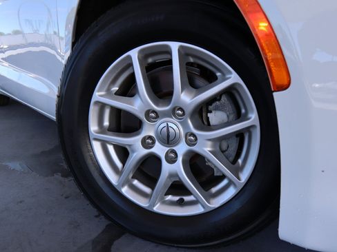 Used 2021 Chrysler Voyager Lxi image 3