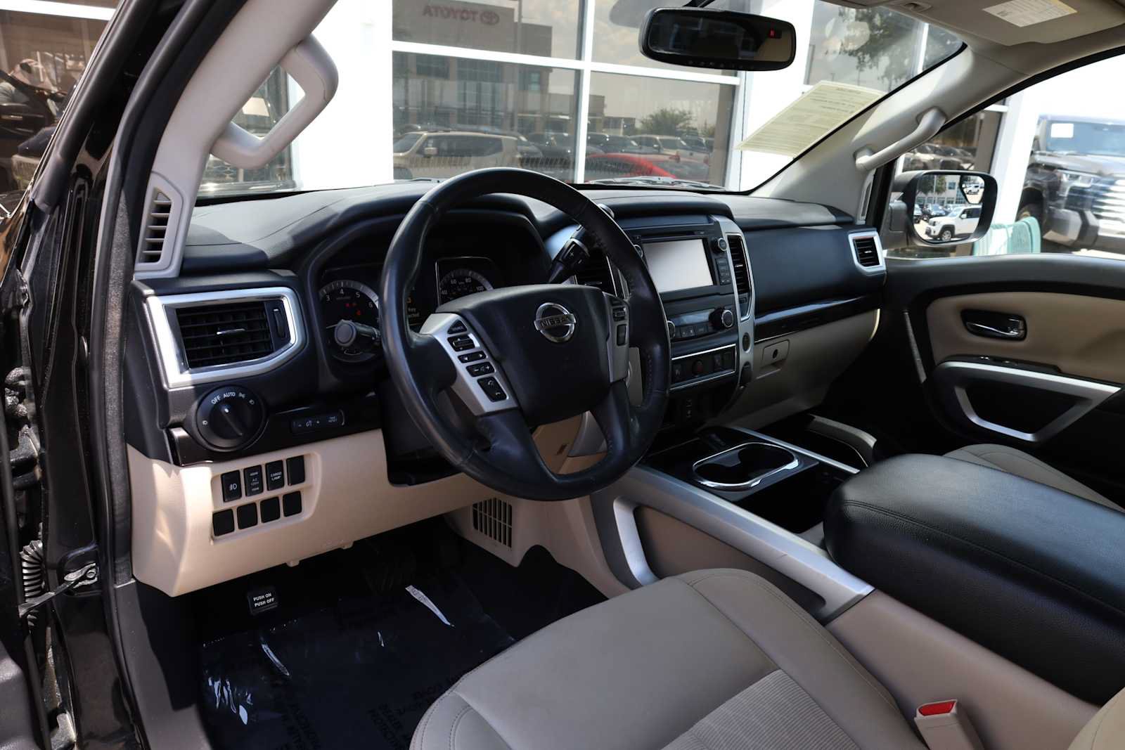 Used 2017 Nissan Titan SV RWD image 3