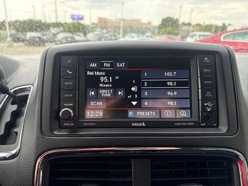 Used 2017 Dodge Grand Caravan SE FWD image 18