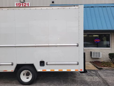 Used 2022 Ford E-350 and Econoline 350 Super Duty image 6