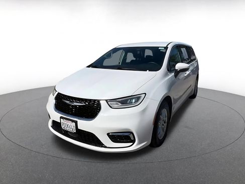 Used 2023 Chrysler Pacifica Touring-L FWD image 7