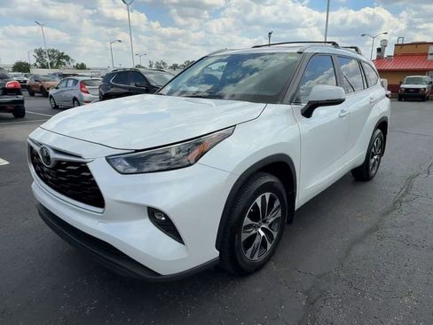 Used 2023 Toyota Highlander XLE AWD/4WD image 4