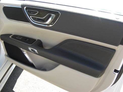 Used 2017 Lincoln Continental Premiere image 19