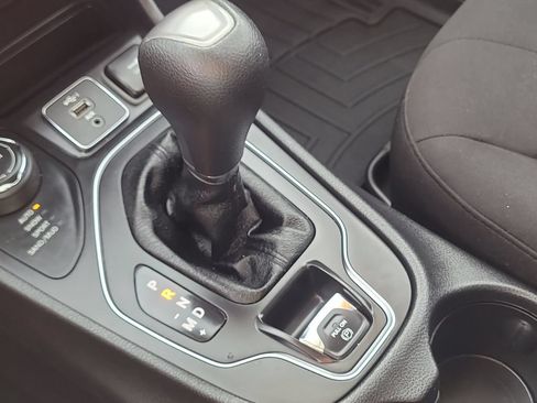 Used 2020 Jeep Cherokee Latitude AWD/4WD image 27