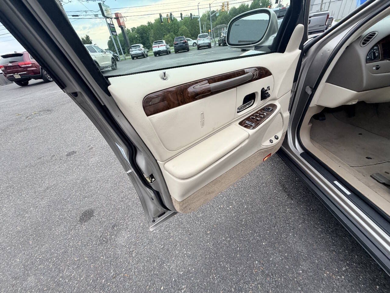 Used 1999 Lincoln Town Car Signature RWD image 57