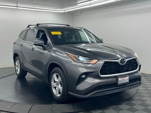 Used 2021 Toyota Highlander LE FWD image 2
