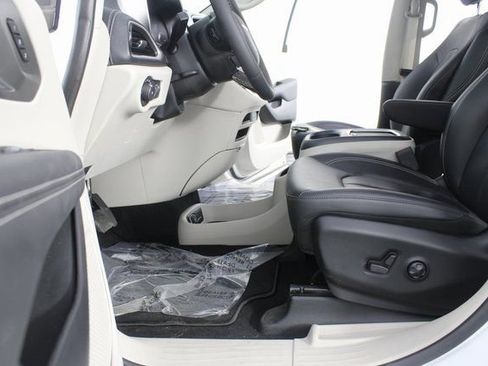 Used 2024 Chrysler Pacifica Select image 16