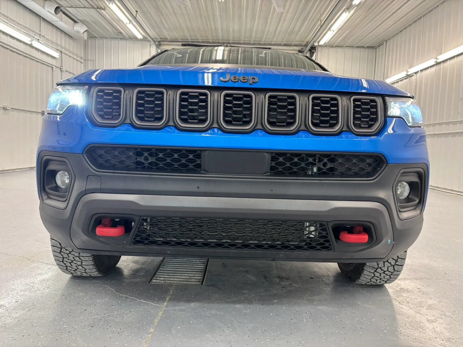 Used 2025 Jeep Compass Trailhawk w/ Trailhawk Convenience Group AWD/4WD image 10