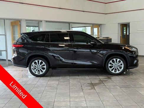 Used 2021 Toyota Highlander Limited FWD image 2