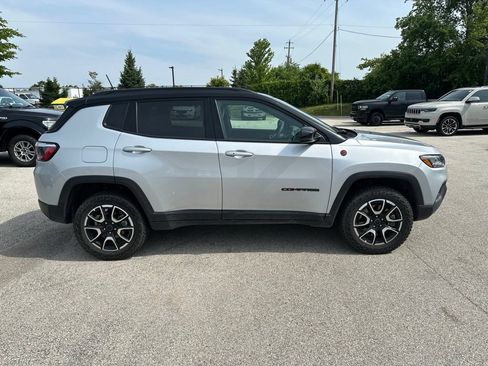 Used 2025 Jeep Compass Trailhawk AWD/4WD image 4