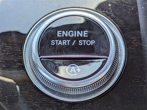 Used 2024 Mercedes-Benz GLC 300 4MATIC image 33