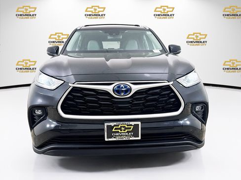 Used 2022 Toyota Highlander Bronze Edition FWD image 2