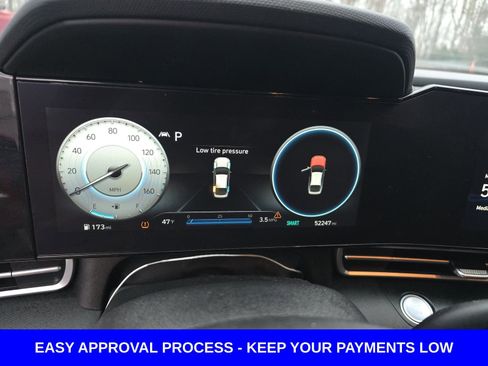 Used 2023 Hyundai Elantra SEL w/ Convenience Package image 3