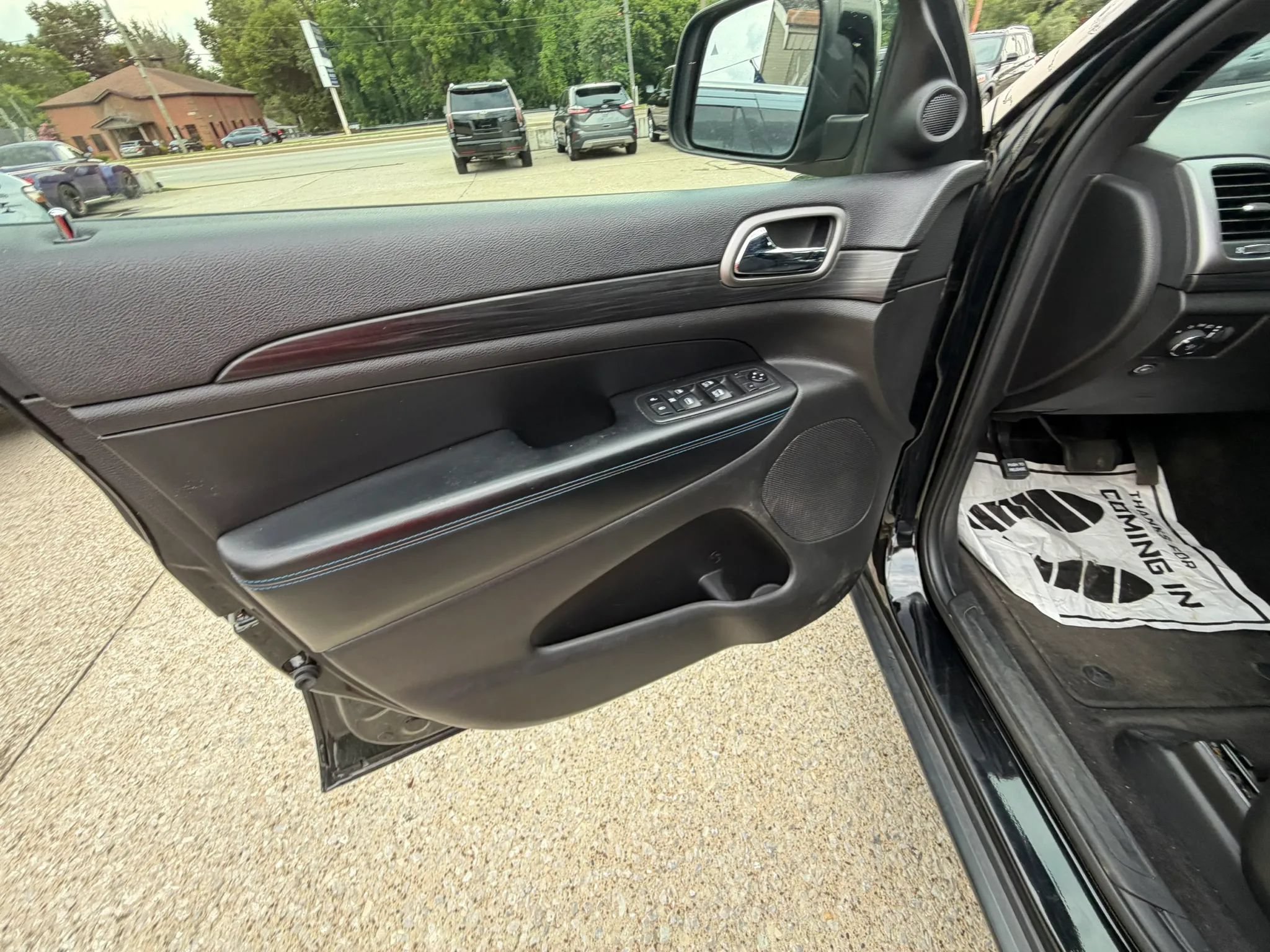 Used 2019 Jeep Grand Cherokee Laredo AWD/4WD image 17
