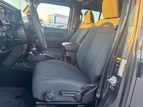 Used 2024 Jeep Gladiator Rubicon w/ Technology Group image 15