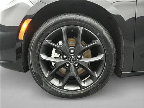 Used 2025 Chrysler Pacifica Limited image 30