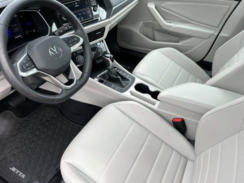 Used 2023 Volkswagen Jetta SE w/ Panoramic Sunroof Package image 9