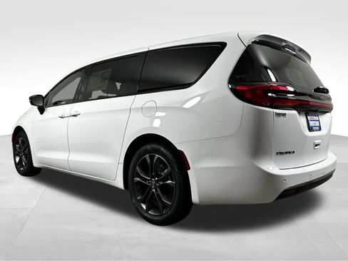 New 2026 Chrysler Pacifica Select image 4