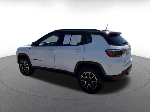 Used 2025 Jeep Compass Trailhawk AWD/4WD image 9
