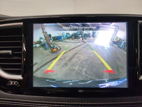 Used 2023 Chrysler Pacifica Limited FWD image 19
