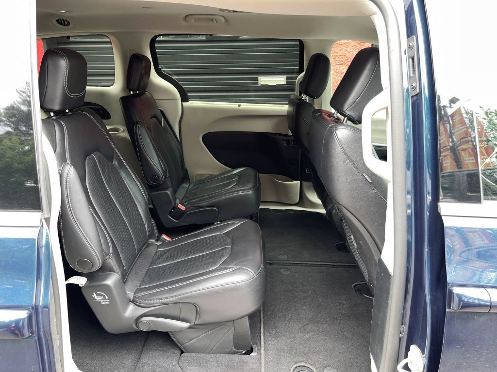 Used 2022 Chrysler Pacifica Touring-L FWD image 39