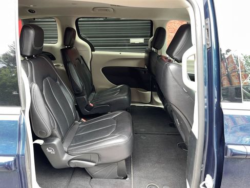 Used 2022 Chrysler Pacifica Touring-L FWD image 39