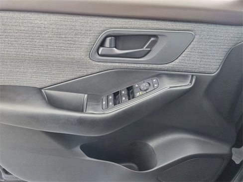 Used 2023 Nissan Rogue S image 29