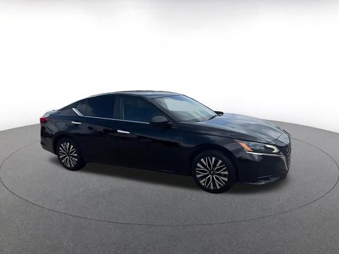 Used 2025 Nissan Altima 2.5 SV FWD image 2