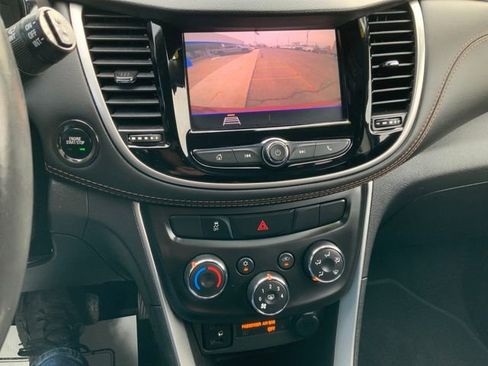 Used 2022 Chevrolet Trax LT w/ LT Convenience Package image 24