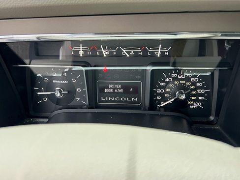 Used 2014 Lincoln Navigator L 4WD image 23