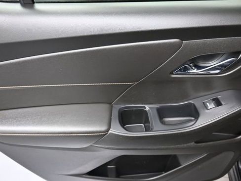 Used 2021 Chevrolet Traverse LS FWD image 19