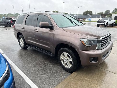 Used 2019 Toyota Sequoia SR5 w/ Carpet Mat Package (TMS) AWD/4WD image 2