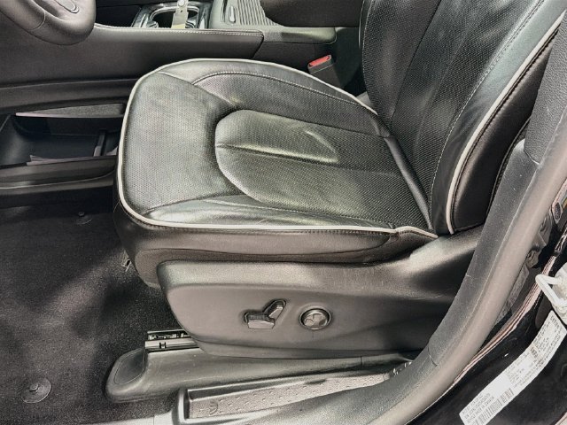 Used 2025 Chrysler Pacifica Limited FWD image 16