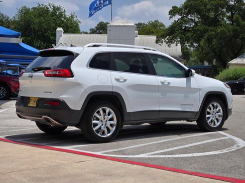 Used 2017 Jeep Cherokee Limited w/ Luxury Group AWD/4WD image 3