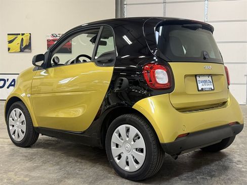 Used 2016 smart fortwo pure RWD image 5