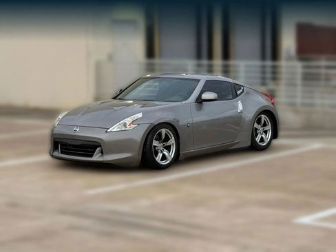 Used 2009 Nissan 370Z Touring RWD image 3