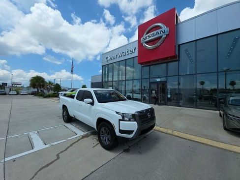 Used 2025 Nissan Frontier SV RWD image 2