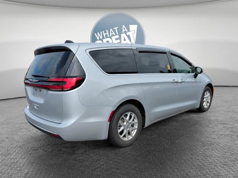 Used 2023 Chrysler Pacifica Touring-L w/ Uconnect Theater Family Group FWD image 3