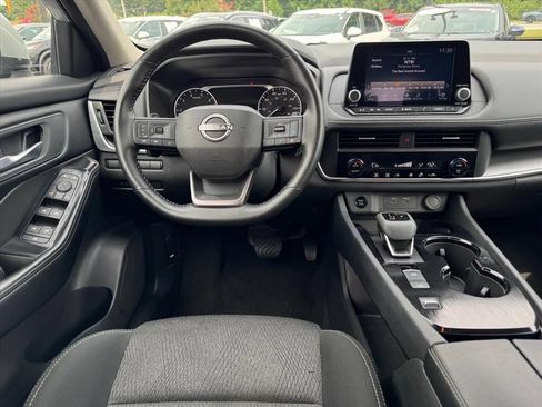 Used 2025 Nissan Rogue SV FWD image 9