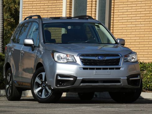 Used 2017 Subaru Forester 2.5i Premium w/ All-Weather Package image 3