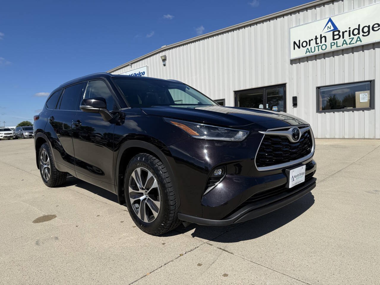 Used 2021 Toyota Highlander XLE AWD/4WD image 1