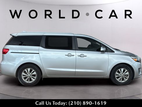 Used 2017 Kia Sedona LX w/ LX Essentials Premium Package FWD image 4