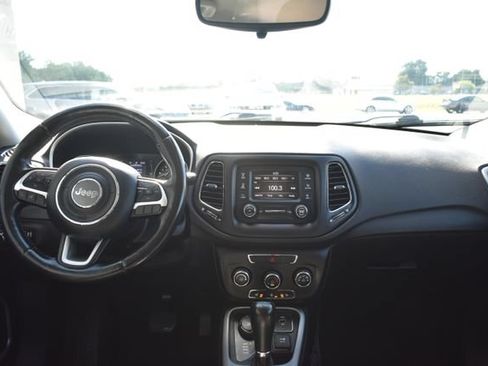 Used 2018 Jeep Compass Latitude w/ Cold Weather Group AWD/4WD image 31